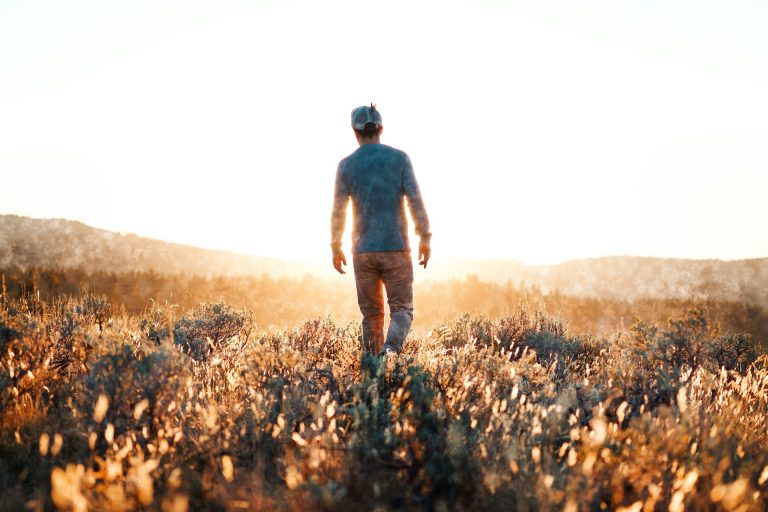 un homme marche vers l'horizon, quel avenir pour le Tourisme Responsable