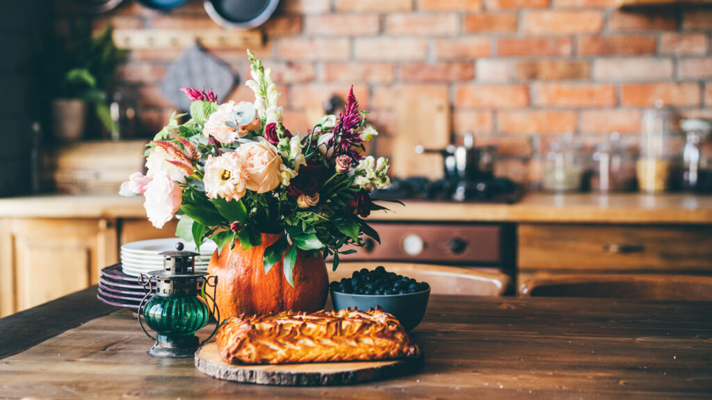 cuisine avec un plat et un bouquet